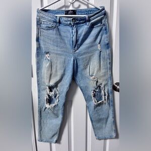 Hollister Women’s Ripped Ultra high rise mom jeans in 14S vintage stretch